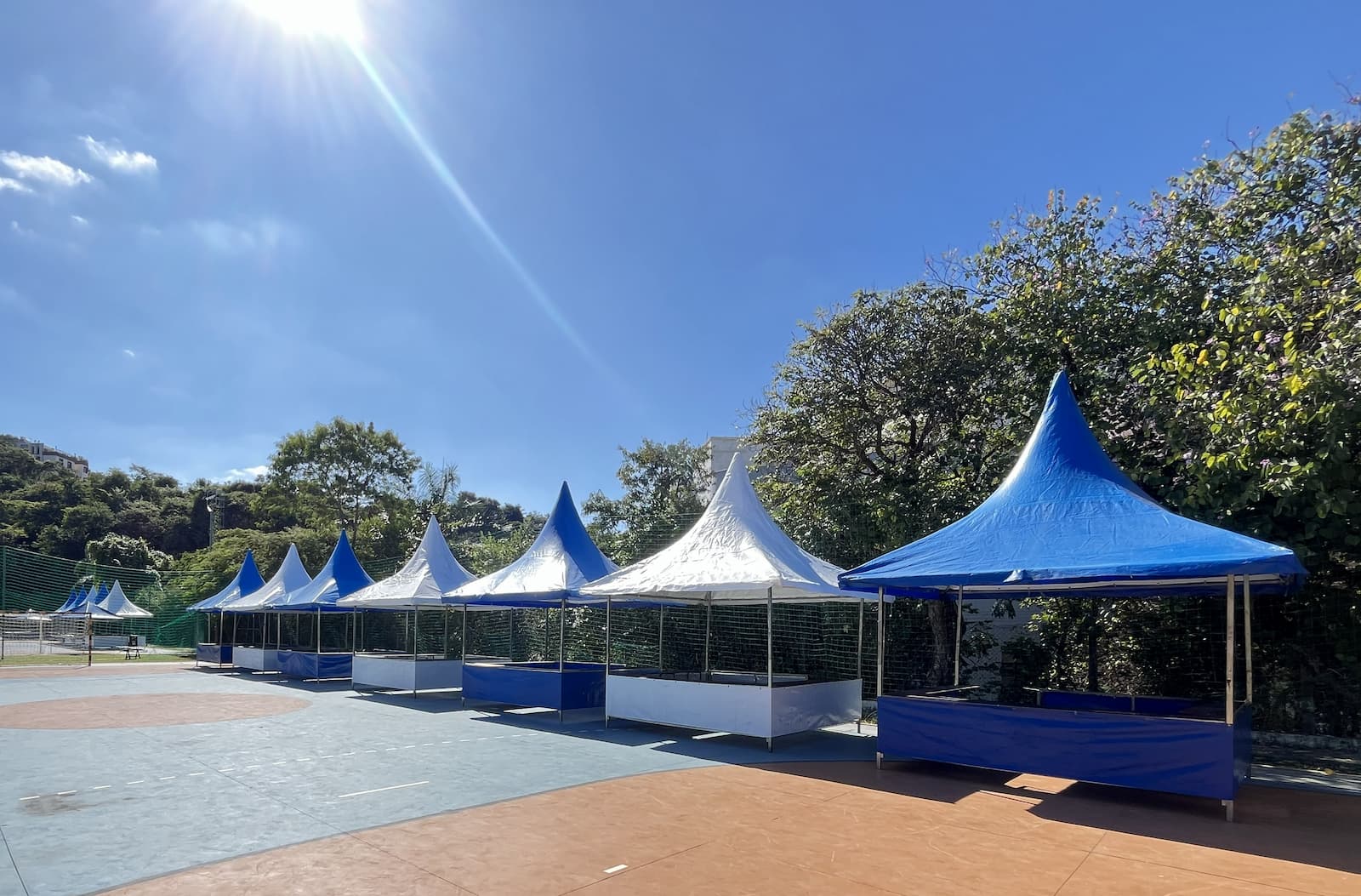 Barracas montadas para operação de evento