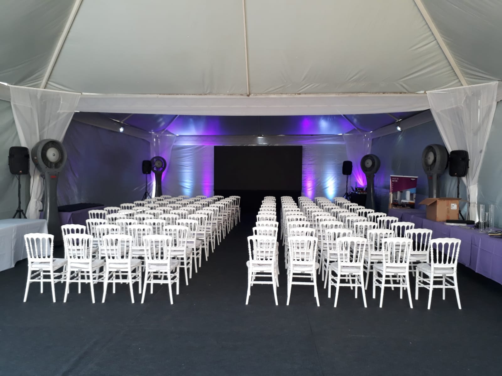 Equipamento de climatiza&ccedil;&atilde;o instalado em estrutura de evento