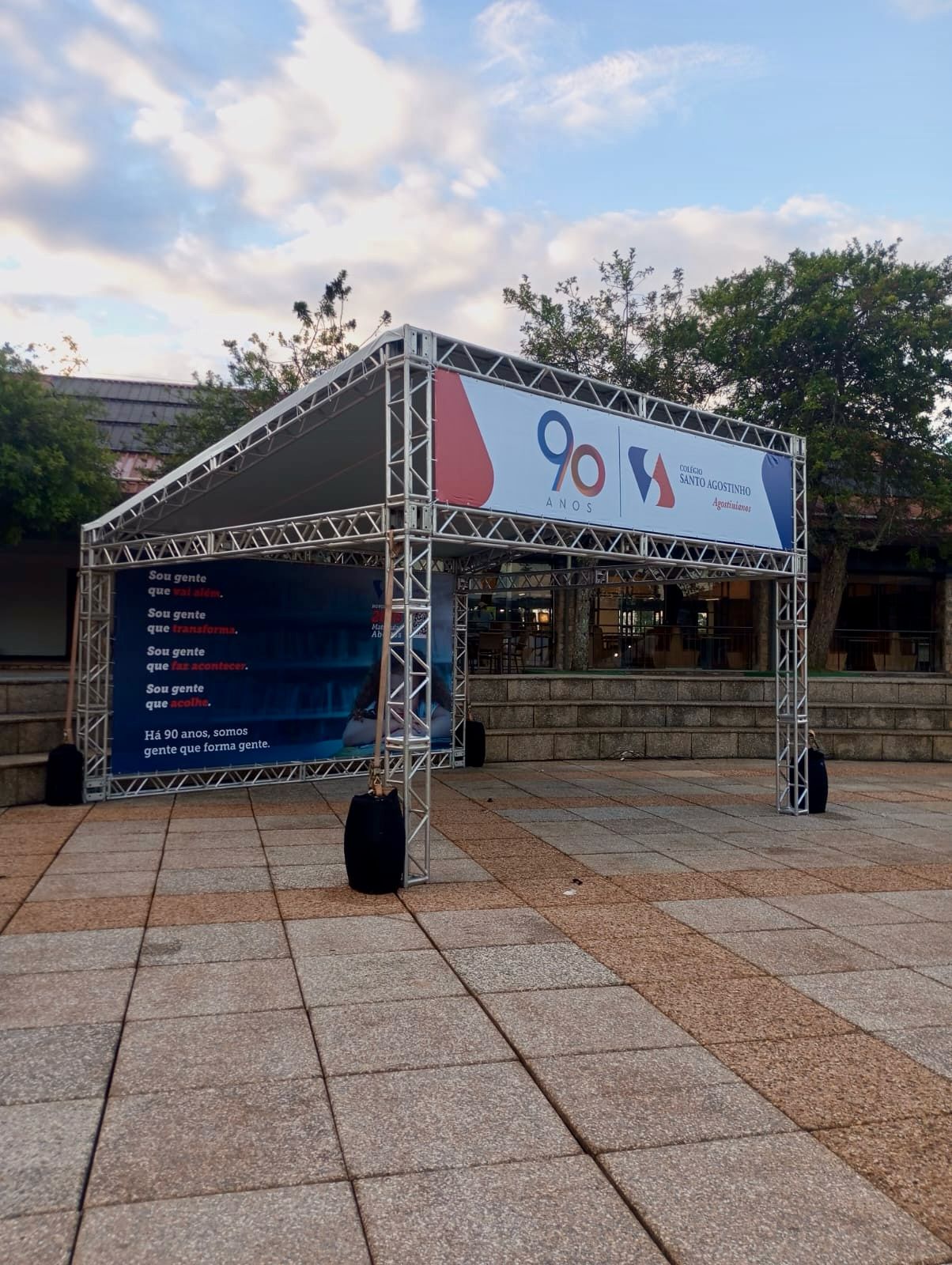 Estrutura coberta para evento profissional