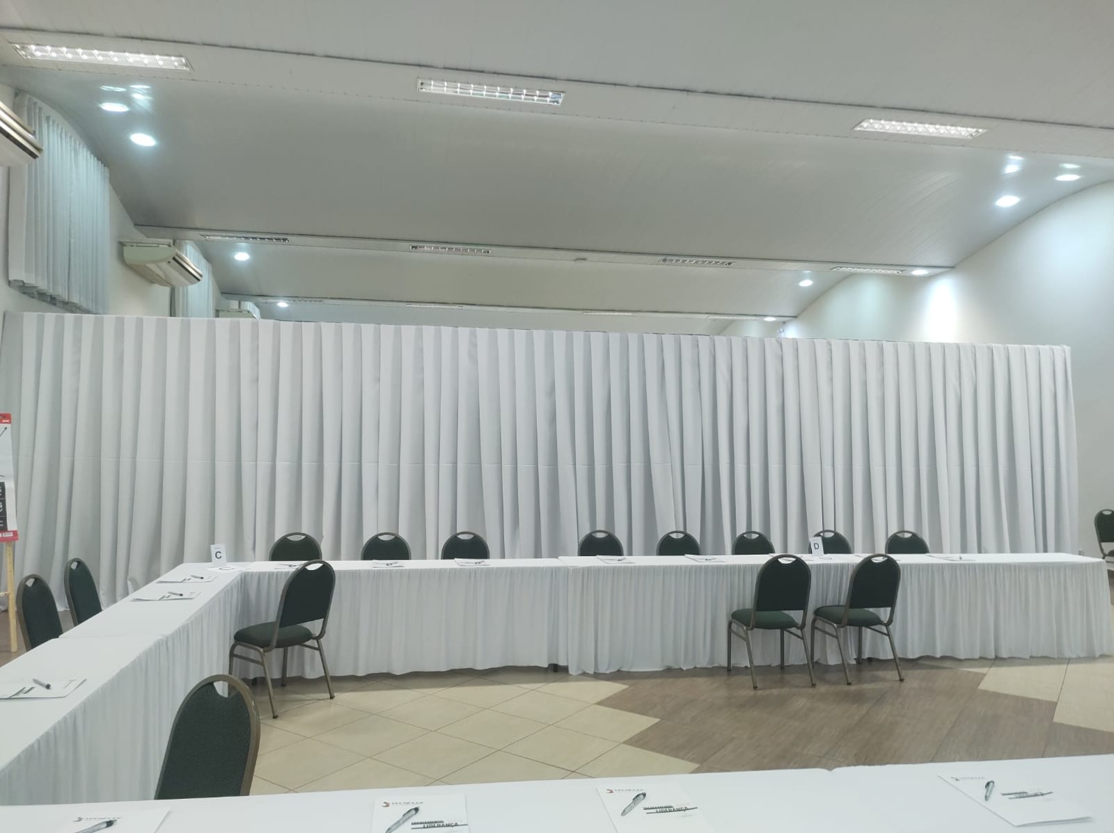 Fechamento com cortinado em área técnica