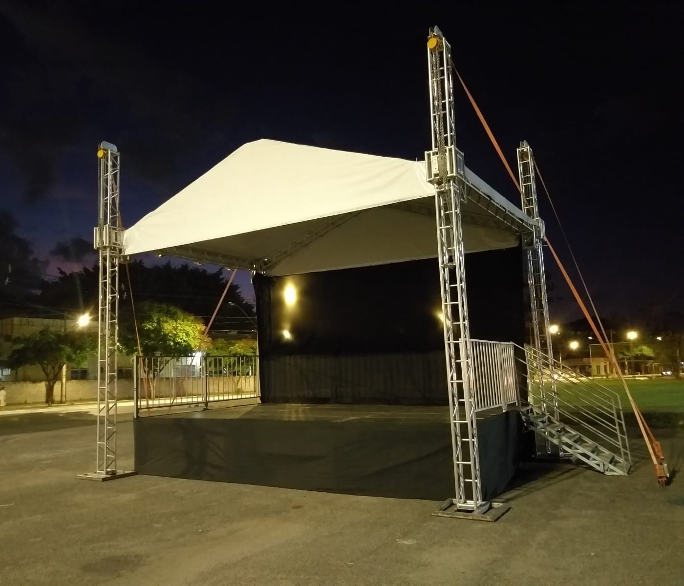 Palco com estrutura técnica para evento