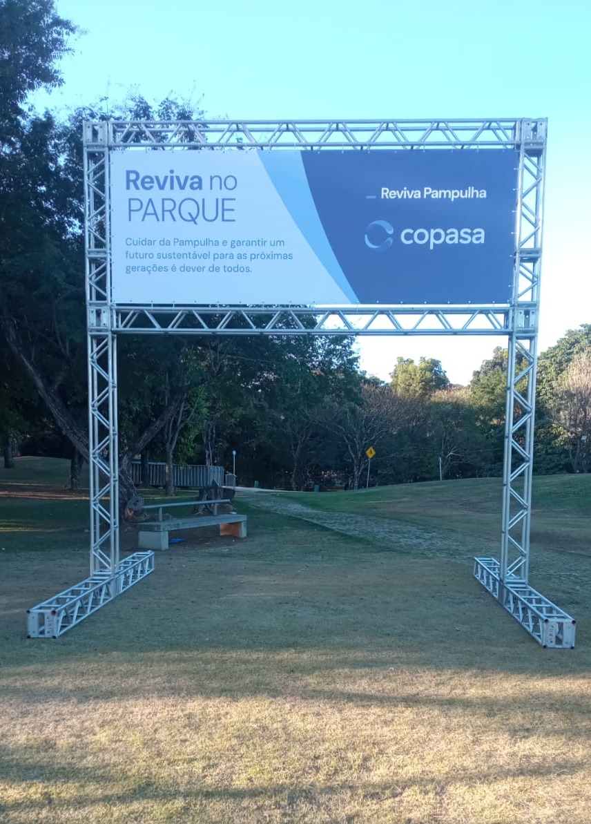 Pórtico estrutural montado para evento