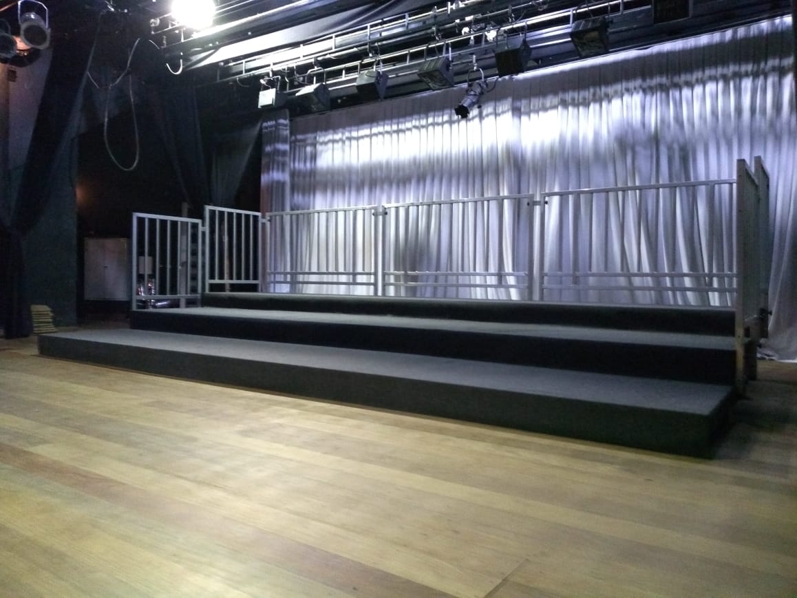 Pratic&aacute;veis usados em estrutura de palco