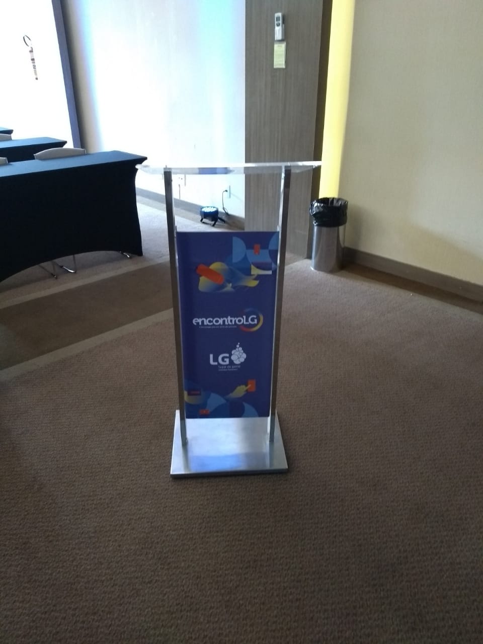 P&uacute;lpito em ambiente corporativo para evento