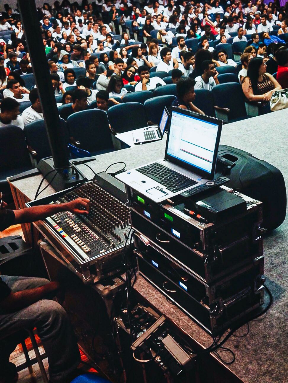 Equipamento de som instalado em evento