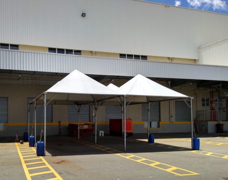 Tenda montada para evento corporativo